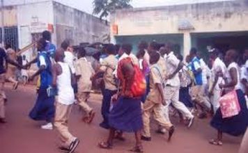 Insécurité dans les lycées de Bassam: Des individus bastonnent un élève au sein du lycée1.