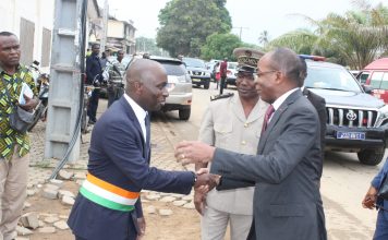 Prix du citoyen émérite de Grand-Bassam : le maire Jean Louis Moulot récompense les efforts du gouvernement et bienfaiteurs des sinistrés des inondations de la ville balnéaire
