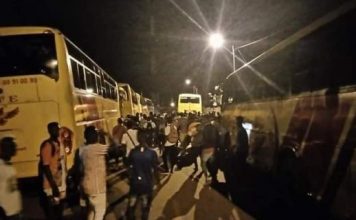 Meeting de l’opposition : 600 cars bloqués à l’intérieur, 30 cars attaqués par les microbes, 97 manifestants blessés au couteau, Des dizaines de cars bloqués à l’entrée du Plateau