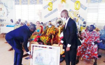 30è anniversaire de l’intronisation du roi de Moossou, l’opérateur économique Kouamé Yao Frédéric magnifie Sa Majesté Nanan Kanga Assoumou.